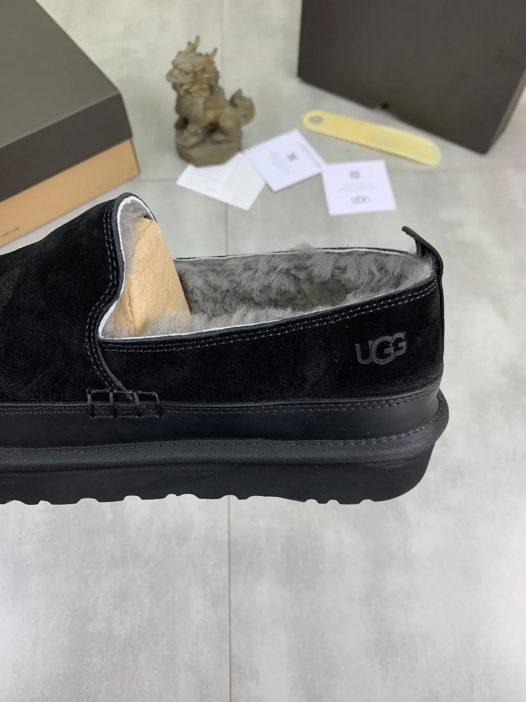 Men's shoes 💰P480 [New model] low-cut popular style 💰 versatile casual wool shoes 🆘 "Real Wool" [UGG] 👉 Popular men's shoes official website synchronization 🔰Quality [proud] is not comparable to the imitations in the general market 🌀The upper is imported Italian frosted cowhide, and the lining: foot pads 🅰️grade 🐑real wool👻Only Grade A can show the effect It feels smooth and delicate 🔱The shoe shape is grand, only the factory can do it 🎄The perfect toughness of the original outsole 👻⬛️ allows customers to say goodbye to one-time consumption. It is made of real wool and is super warm. 3⃣️colors available Size male: 39-45